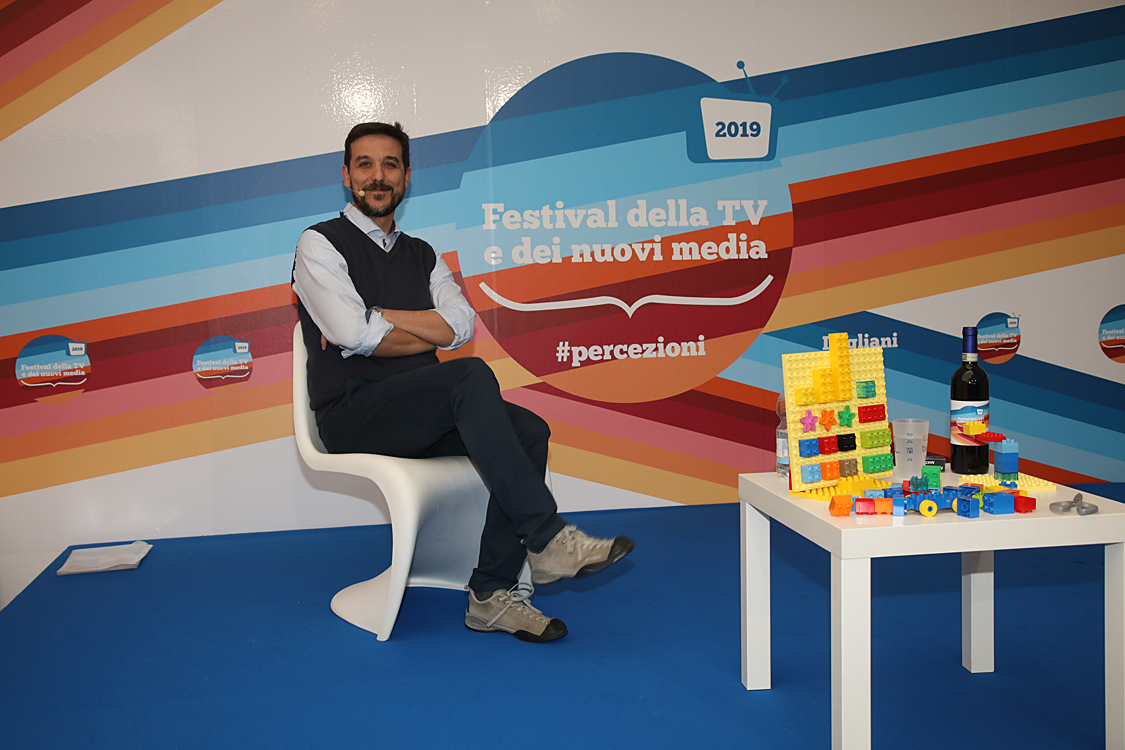 Festival della TV e dei Nuovi Media 2019_114.jpg - La Fisica nel quotidiano - Con Marco Delmastro  fisico delle particelle che lavora all’esperimento ATLAS al CERN di Ginevra,  affronteremo un viaggio attraverso i fondamenti, le motivazioni e la quotidianità della fisica delle particelle,  un viaggio che, grazie alla sua capacità di divulgazione, diventa accessibile a tutti.